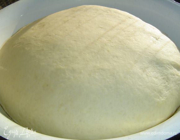 Подошедшее тесто нужно обмять,