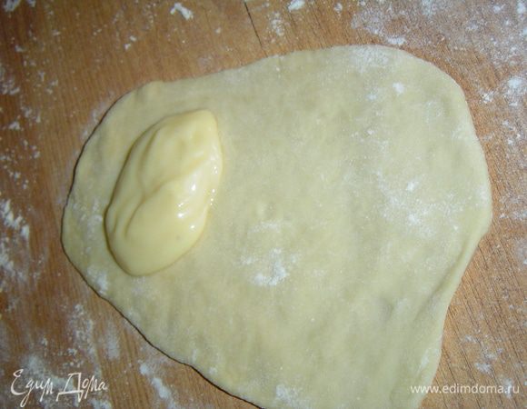 каждый кусочек раскатать,  отступив от края 3 см поместить крем,