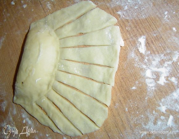 Оставшееся тесто нарезать полосками