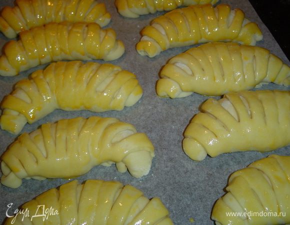 Противень застилаем пергаментной бумагой и сверху выкладываем наши булочки, накрываем полотенцем и оставляем на расстойку (30 минут).
Булочки смазываем желтком и выпекаем при 180 гр около 15 минут до золотистого цвета.