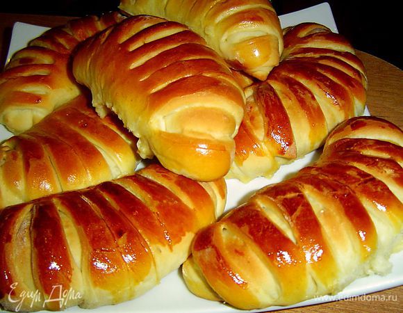 Готовые булочки накрываем полотенцем, а затем можно посыпать сахарной пудрой. Я этого не делала, так как по мне они и так достаточно сладкие.