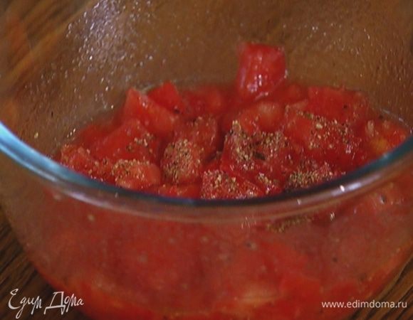 Помидор мелко порубить, добавить оливковое масло, посолить, поперчить и перемешать.