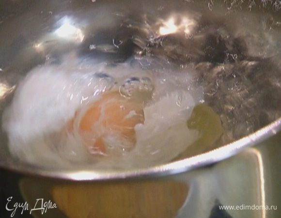 Вскипятить 500 мл воды, влить уксус, с помощью венчика сделать маленький водоворот и в центр воронки разбить яйцо. Убавить огонь и варить 1–2 минуты. Затем выложить яйцо на бумажное полотенце. Так же приготовить второе яйцо.