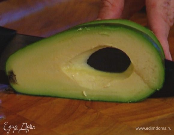 Авокадо разрезать вдоль, снять кожуру и, удалив косточку, нарезать длинными плоскими ломтиками.