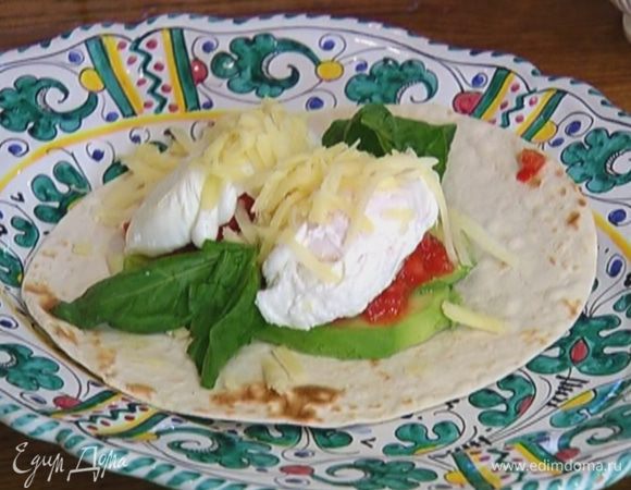 Посыпать натертым сыром и украсить листьями базилика.