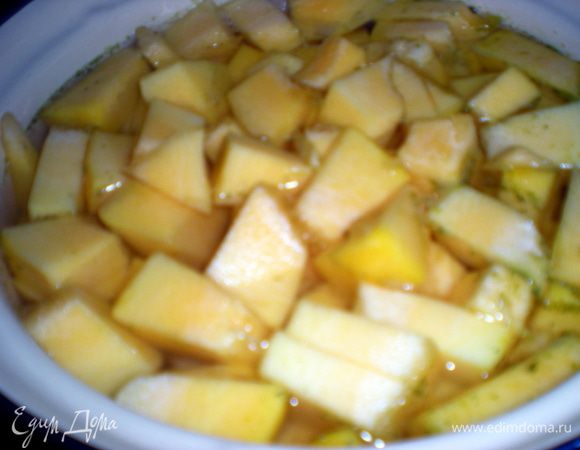 В доведенный до кипения овощной бульон выложить тыкву и отварить минут10-15.