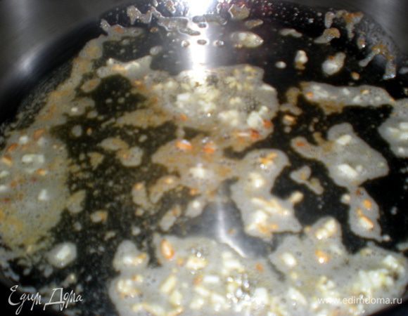 Чеснок мелко нарезать и обжарить в сливочном масле.