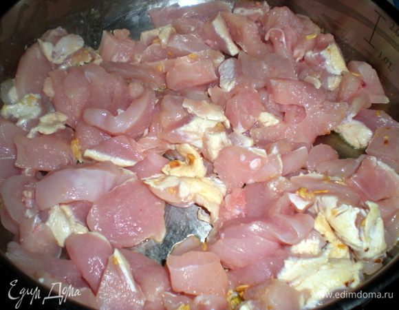 К чесноку добавить куриное филе,нарезанное кубиками.Обжаривать около 10 мин.
