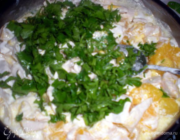 Туда же нарезанную петрушку.Посолить,поперчить и немного потушить все вместе.