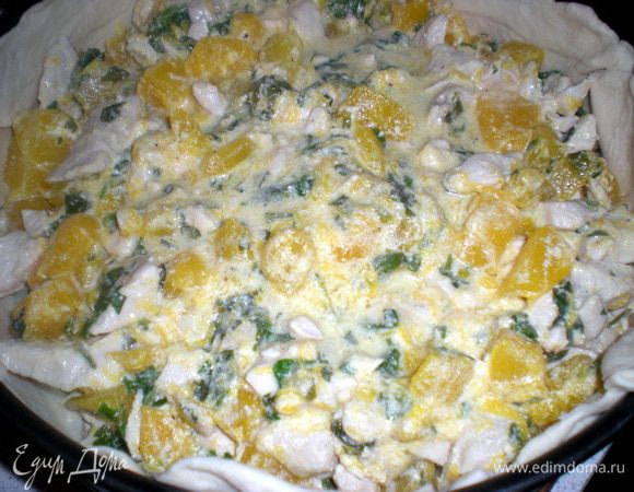 Тесто раскатать,один лист выложить на дно формы,сделав бортики.Выложить начинку.Если много жидкости образовалось,то всю не выкладывайте,иначе пирог будет влажный.