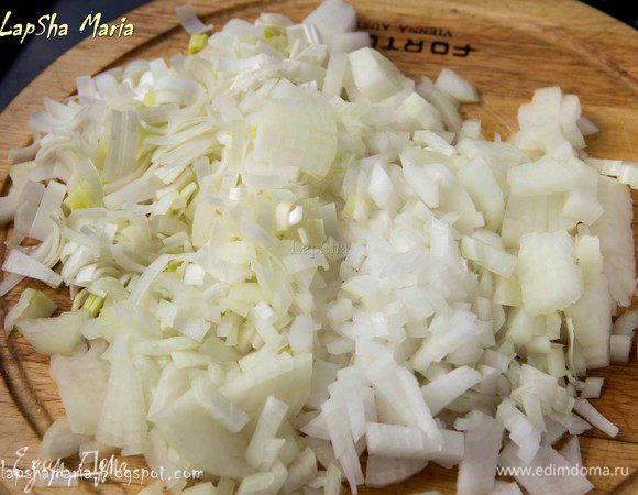 Первым делом необходимо приготовить бульон. Я делаю очень легкий куриный бульон. Для этого в кипящую воду я опускаю 1 куриную грудку, 1 луковицу, 1 молодую морковь и 1 зубчик чеснока. Когда бульон вскипит солю и перчу его, уменьшаю огонь, прикрываю крышку оставив щель и варю около 30-40 минут. Так же можно использовать и просто овощной бульон, а Джулия советует использовать крепкий говяжий. 
Все три вида лука нарезаем на мелкие кубики. 