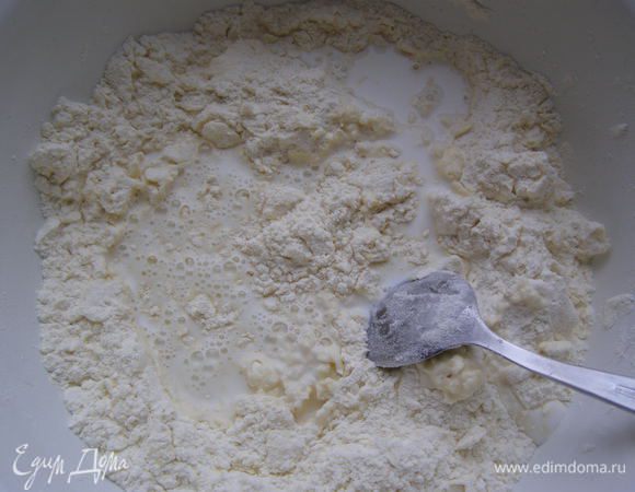 Маргарин и муку хорошенько порубить, добавить уксус, молоко, майонез. Замесить эластичное тесто, муки не добавлять.