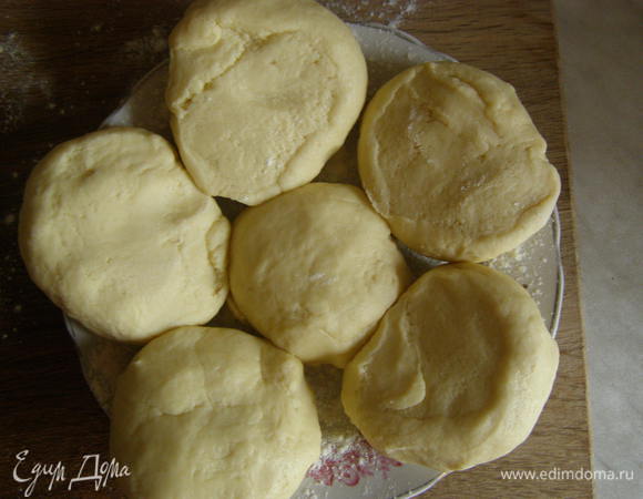 Тесто разделить не 6 колобочков, затянуть пленкой, оставить на 30 мин. в холодильнике. Раскатать тесто, вырезать крышкой нужный диаметр, наколоть вилкой и выпекать при темп. 180 гр. до готовности (у меня ушло 5- мин. на каждый корж).