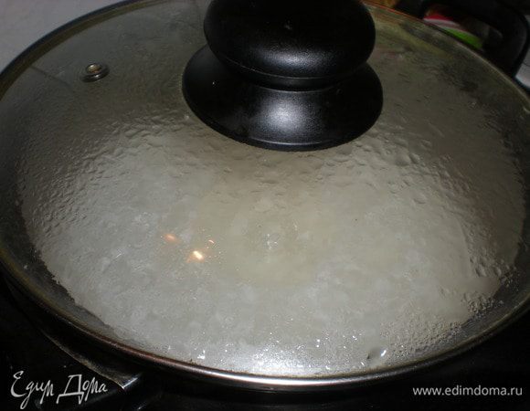 Использовать кастрюлю с толстым дном, залить рис чистой водой в пропорции 1(риса) : 1,2(воды). Поставьте кастрюлю на огонь и довести рис до кипения. Готовить рис на слабом огне 15 - 20 минут. Во время приготовления не снимать крышку с кастрюли.