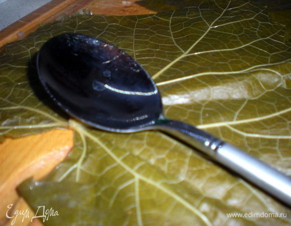 Подготовленные листья обсушить и выложить на разделочную доску блестящей стороной вниз.Столовой ложкой слегка отбить выступающие прожилки,чтобы они стали плоскими.