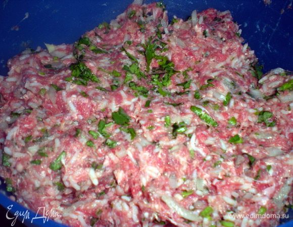 Рис отварить до полуготовности ,откинуть на дуршлак и остудить.Баранину пропустить через мясорубку,лук мелко нарезать,зелень измельчить.Все соединить,посолить и поперчить.