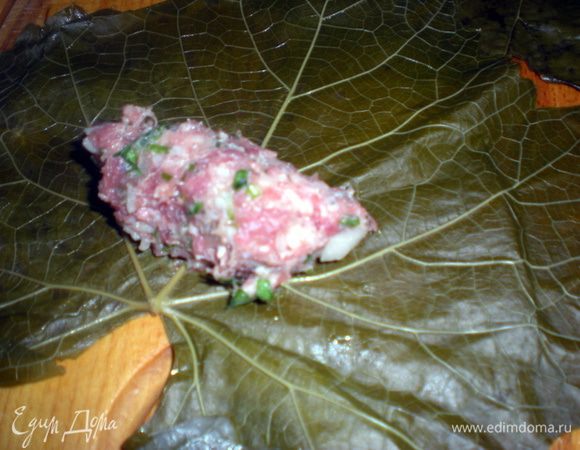 Из фарша сформировать овальную котлетку,положить на середину листа.