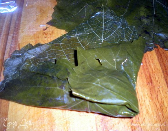 Подвернуть нижний край листа и накрыть котлетку.Затем подвернуть боковые части листа и прокрутить котлетку вперед,подворачивая внутрь все выступающие части листа.