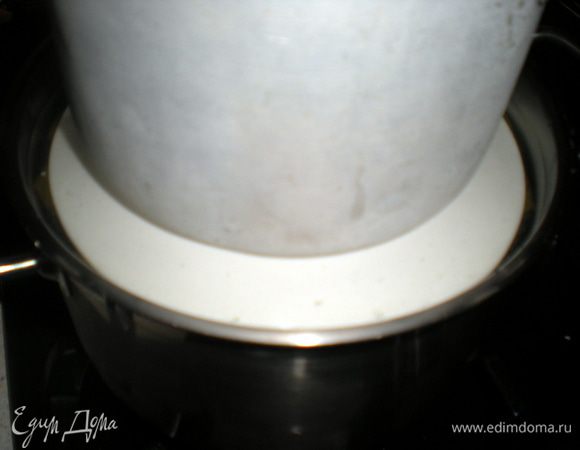 В кастрюлю влить немного воды и плотно закрыть плоской тарелкой,а на тарелку положить груз.Довести долму до кипения,убавить огонь до минимума и томить 40-50мин.