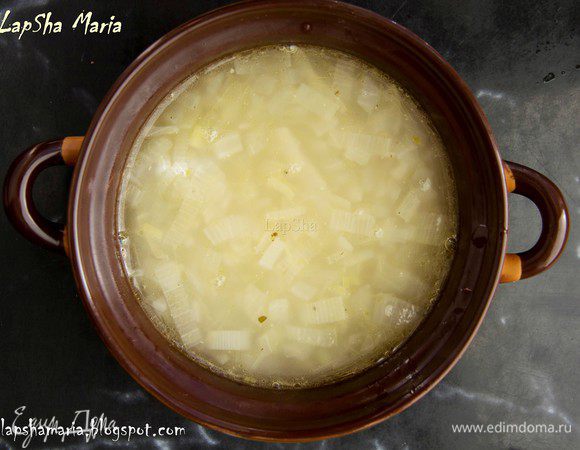 В кастрюле с толстым дном разогреваем сливочное и оливковое масло. Обжариваем на небольшом огне лук до прозрачности и легкого золотистого цвета и карамельного аромата. Это займет около 15-20 минут. Добавляем к луку вино, присыпаем французскими сушенными травами и даем ему покипеть около 20 минут. Добавляем бульон, процедив его через сито. Когда суп закипит пробуем его на соль, при необходимости подсаливаем. Варим до полной мягкости лука около 30-40 минут на небольшом огне. 