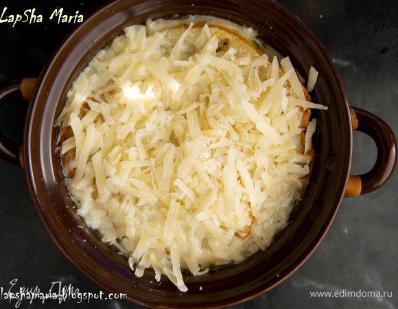 В горшочки или любую другую порционную жаропрочную посуду наливаем готовый суп. Сверху выкладываем по 2-3 ломтики багета и щедро присыпаем натертым сыром. Ставим в духовку на верхнюю полку на 7-10 минут до появления румяной корочки. Приятного аппетита!