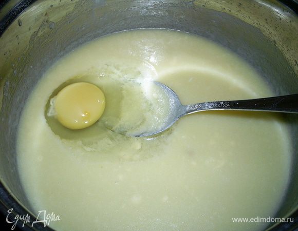 В кастрюльку наливаем молоко, добавляем сахар и порезанное на кусочки масло. Доводим смесь до кипения, варим, пока сахар и масло не растают. Охлаждаем до температуры чуть больше комнатной. Добавляем яйцо и размешиваем до однородности.