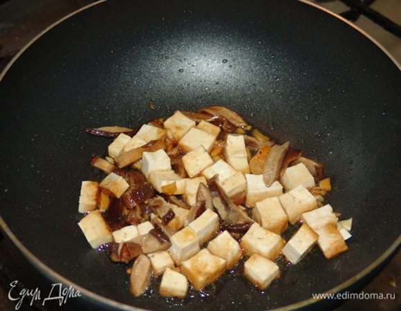 Замачиваем шиитаке либо древесный гриб. 
Смешиваем в блендере все ингредиенты для соуса и даем соусу настояться.

Измельчить чеснок высыпать на разогретый вок с каплей растительного масла. Нарезать тофу, добавить на сковороду, полить соевым соусом (1-2 ложки, по вкусу), добавить нарезанные соломкой грибы. Обжарить до золотистого цвета у тофу.