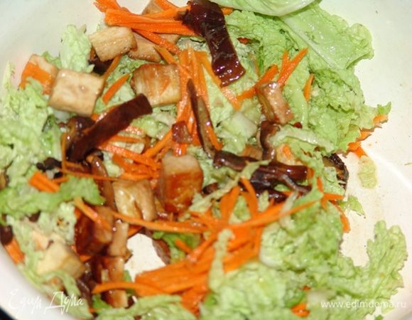 Высыпать начинку со сковороды, перемешать с мелко нашинкованой капустой и морковью (нарезаем соломкой).