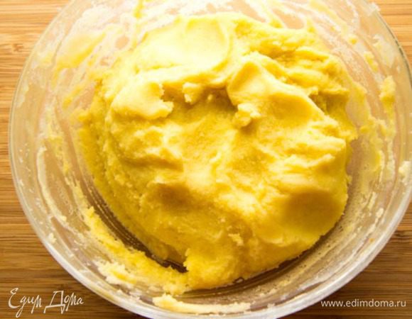 Просеять муку, сахар и соль в глубокую миску. Перетереть между ладоней с мягким маслом, чтобы смесь напоминала хлебные крошки, затем добавить слегка взбитый желток и замесить тесто. Скатать его в шар, завернуть в пленку и отправить в холодильник на 30–50 минут. С тестом надо работать в прохладной кухне, та как из-за большого количества масла оно быстро начинает подтаивать. Но благодаря такому составу оно невероятно нежное и вкусное. 