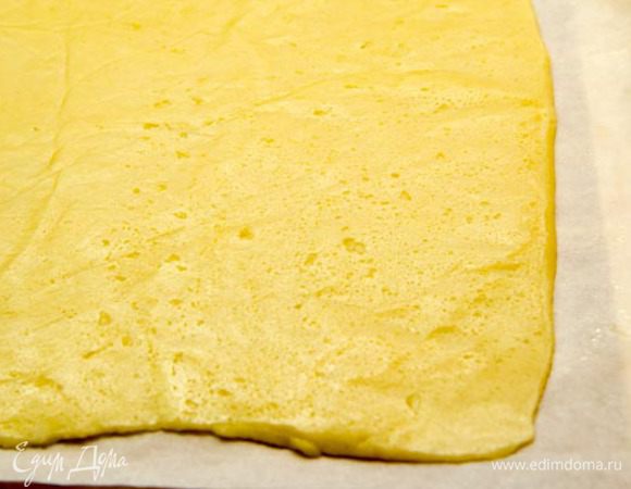 Если видите, что тесто начало таять уберите на любой стадии на минут 10 в холодильник, а потом продолжайте. Раскатать тесто между двумя бумаги для выпечки «HomeQueen»  и застелить им круглую форму диаметром около 23 см. Поверх теста положить лист бумаги для выпечки «HomeQueen» и засыпать любую крупу (у меня горох). Это позволит коржу равномерно пропечься. Выпекать в течение 12 минут при 190 градусах.
