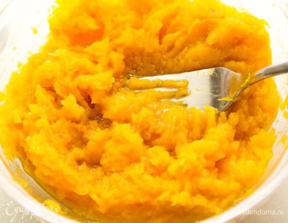 Очистить тыкву, удалить семена. Нарезать мякоть кубиками. Положить пароварку и готовить 30 минут либо в кастрюлю с толстым дном или сотейник, добавить немного воды и тушить до мягкости и полного испарения жидкости. Блендером измельчить мякоть в однородную массу. Для пущей нежности получившееся пюре можно протереть через сито.