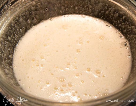 Меренга. Я делаю швейцарскую меренгу, на водяной бане. Миску с белками поставьте над кастрюлькой с кипящей водой. Всыпьте сахар сразу в невзбитые белки, и сначала просто помешать, чтобы он растворился. 