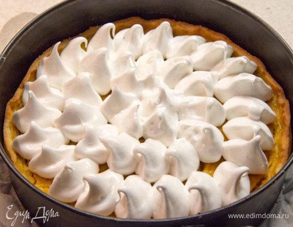 Переложите готовую меренгу в корнетик. Украсьте пирог меренгой. Поставьте под гриль или в горячую духовку на несколько минут.