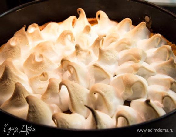 Когда пирог остынет, его можно смело разрезать на порции и наслаждаться с чашечкой кофе-чая.