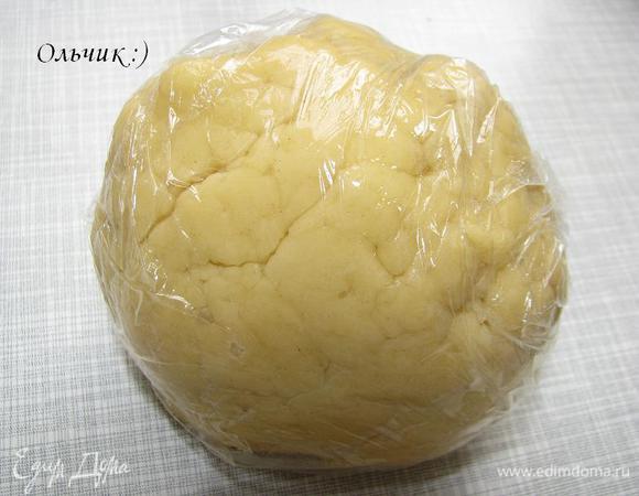 Собираем тесто в шар, заматываем в пищевую пленку от "HomeQueen Corporation", отправляем в холодильник минимум на 30 минут.