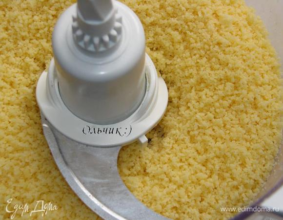 Твердый сыр трем на терке или измельчаем при помощи блендера.