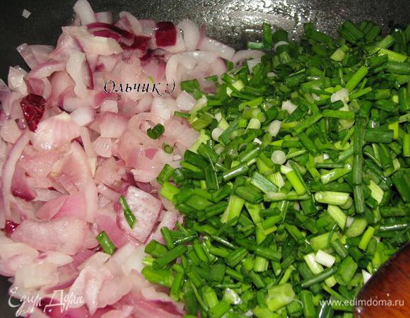 На сковороде разогреваем оливковое масло, обжариваем красный лук до мягкости, затем добавляем зеленый лук, пару минут прогреваем и убираем с огня.
