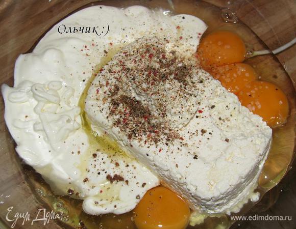 Творог, сметану, яйца, соль, перец взбиваем погружным блендером до однородного состояния.