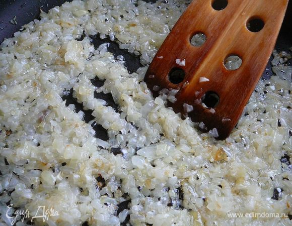 Обжарить лук на растительном масле 5 минут.