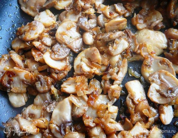 Грибы нарезать небольшими кусочками, добавить к луку и готовить, пока не выпарится лишняя жидкость. Добавить паприку, соль и перец. Остудить.