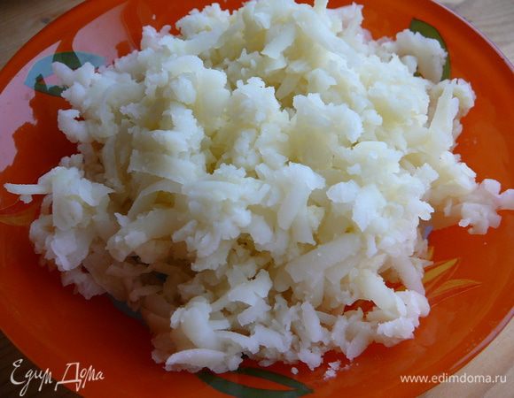 Картофель отварить, остудить и натереть на терке.