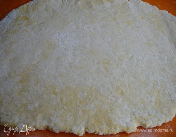 На присыпанной мукой поверхности раскатать тесто в тонкий пласт.