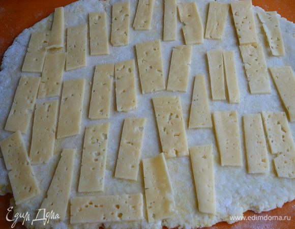 Сверху выложить сыр, нарезанный тонкими ломтиками. Можно натереть на крупной терке.