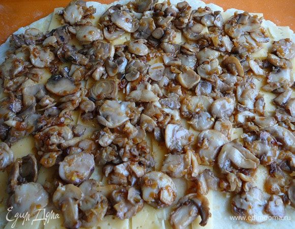 Выложить грибы с луком.