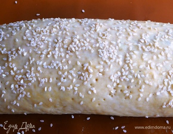 Посыпать кунжутом.