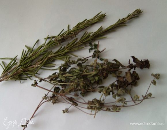 Для маринада необходимо листики орегано и розмарина, чеснок измельчить в блендере. Добавить оливковое масло, лимонный сок, соль, перец и перемешать.