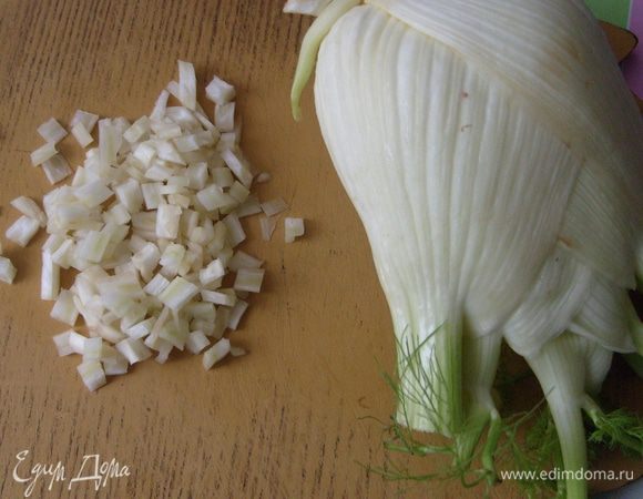 Лук и клубень фенхеля мелко порезать, натереть морковь на крупной терке. 