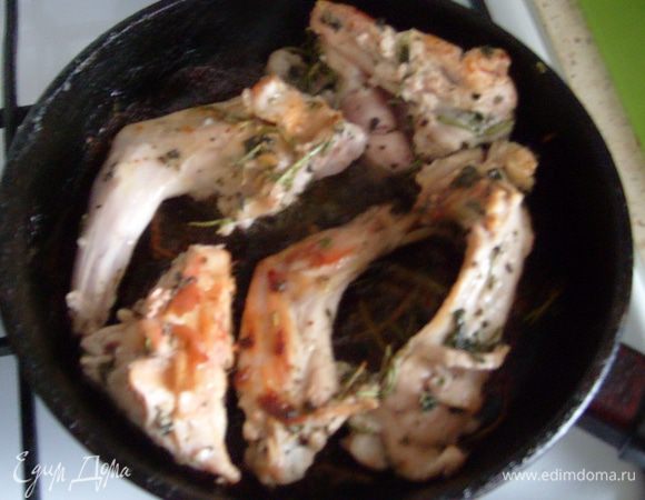 Куски кролика обжарить на оливковом масле до образования золотистой корочки.