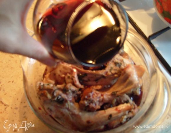 Обжарить лук и фенхель, добавить морковь и тушить 2-3 минуты. Переложить овощи на дно жаропрочной формы, залить оставшимся маринадом, сверху выложить куски кролика и влить красное вино. Накрыть форму крышкой и поставить в духовку, разогретую до 200 градусов, на 1 час 30 минут.