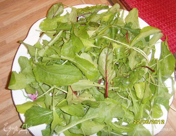 Картофель сварить в мундире, охладить, нарезать кружками, руколу вымыть, просушить, выложить на тарелку.



